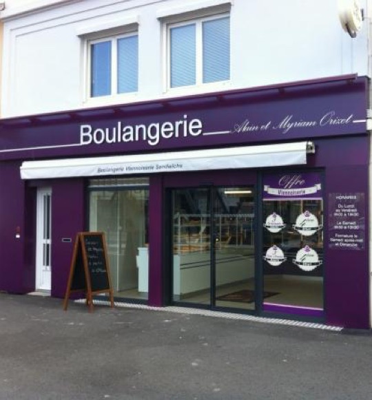 Devanture violette, vitrine d'une boulangerie par Dillet Agencement en Vendée (85)